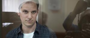 Evan Gershkovich, Reporter des Wall Street Journal, steht in einem Glaskäfig in einem Gerichtssaal des Moskauer Stadtgerichts. 