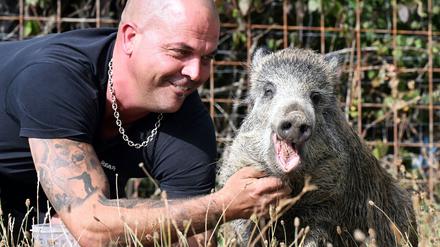 Dennis Renschler und sein rund sechs Monate altes Wildschwein Friedrich