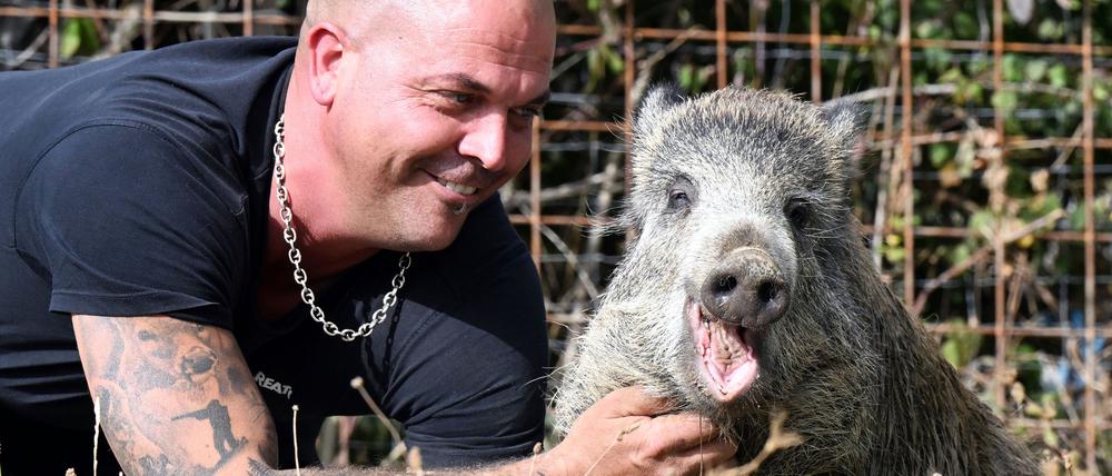 Dennis Renschler und sein rund sechs Monate altes Wildschwein Friedrich