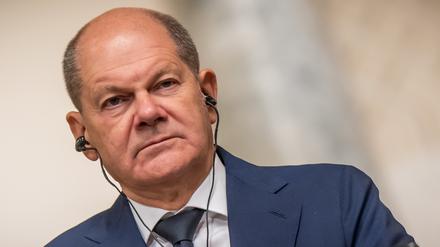 Bundeskanzler Olaf Scholz (SPD) nimmt neben Ägyptens Staatschef al-Sisi an einem Pressestatement während seines Besuchs in Kairo teil. 