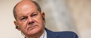 Bundeskanzler Olaf Scholz (SPD) nimmt neben Ägyptens Staatschef al-Sisi an einem Pressestatement während seines Besuchs in Kairo teil. 