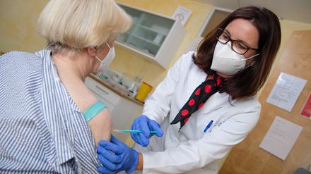 Nicola Buhlinger-Göpfarth (r), Fachärztin für Allgemeinmedizin, impft in ihrer Praxis eine Patientin gegen das Coronavirus.
