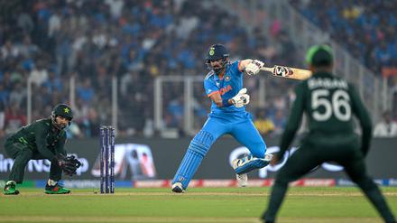 Im brisanten WM-Duell zwischen Indien und Paskistan setzte sich der WM-Gastgeber mit 192:191 durch.