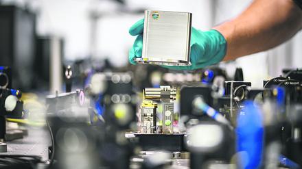 In dieser Apparatur entstehen einzelne Lichtteilchen, die Schlüssel aus Nullen und Einsen übertragen.