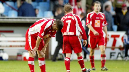 Häufige Pose. Tom Persich (links) und seine Union-Kollegen stiegen 2004/05 in die Oberliga ab.