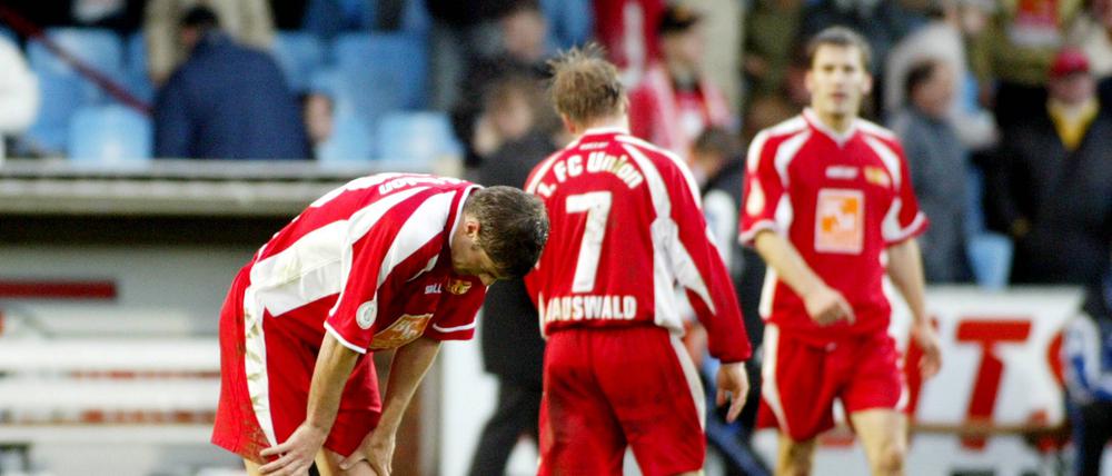 Häufige Pose. Tom Persich (links) und seine Union-Kollegen stiegen 2004/05 in die Oberliga ab.
