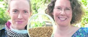 Nina Langen (links) und Birgit Rumpold empfehlen Mehlwürmer als Tierfutter.
