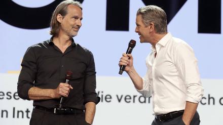 Richard David Precht (links) hat sich im Podcast mit Markus Land für seine Formulierung zum ultraorthodoxen Judentum entschuldigt.