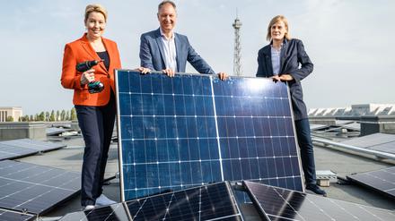 Auf dem Dach einer Messehalle wirbt Berlins Wirtschaftssenatorin Giffey für Solaranlagen. 