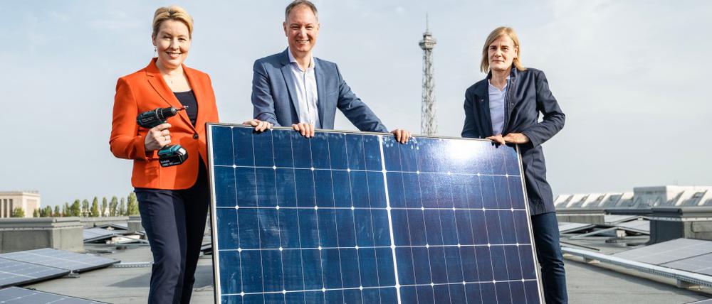 Auf dem Dach einer Messehalle wirbt Berlins Wirtschaftssenatorin Giffey für Solaranlagen.