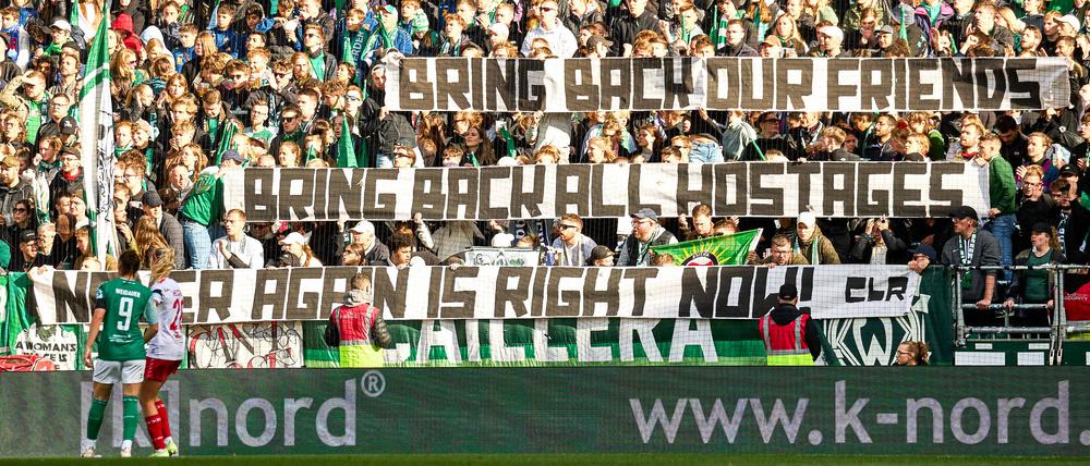 Werder-Fans hielten beim Spiel gegen den 1. FC Köln Spruchbänder. 