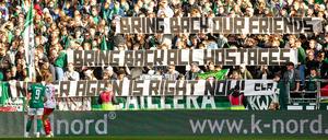Werder-Fans hielten beim Spiel gegen den 1. FC Köln Spruchbänder. 