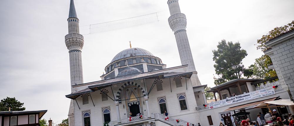 Besucher der Sehetlik-Moschee am Columbiadamm feiern miteinander am Tag der offenen Moschee. Der Tag der offenen Moschee wird jährlich am Tag der deutschen Einheit begangen.