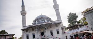 Besucher der Sehetlik-Moschee am Columbiadamm feiern miteinander am Tag der offenen Moschee. Der Tag der offenen Moschee wird jährlich am Tag der deutschen Einheit begangen. 