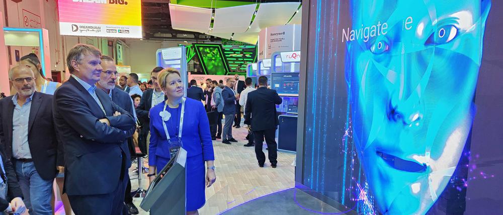 Burkhard Kieker (Visit Berlin) Stefan Franzke (Berlin Partner) und Franziska Giffey (SPD, Senatorin für Wirtschaft) am Mittwoch auf der Gitex in Dubai.