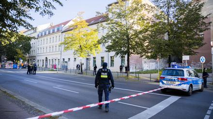 Polizeikräfte stehen vor der jüdischen Gemeinde Kahal Adass Jisroel in der Brunnenstraße in Berlin-Mitte. Auf das Haus mit jüdischen Einrichtungen in Berlin hat es in der Nacht zum Mittwoch einen versuchten Brandanschlag gegeben.