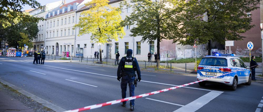 Polizeikräfte stehen vor der jüdischen Gemeinde Kahal Adass Jisroel in der Brunnenstraße in Berlin-Mitte. Auf das Haus mit jüdischen Einrichtungen in Berlin hat es in der Nacht zum Mittwoch einen versuchten Brandanschlag gegeben.