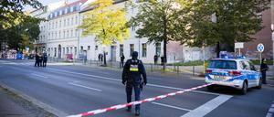 Polizeikräfte stehen vor der jüdischen Gemeinde Kahal Adass Jisroel in der Brunnenstraße in Berlin-Mitte. Auf das Haus mit jüdischen Einrichtungen in Berlin hat es in der Nacht zum Mittwoch einen versuchten Brandanschlag gegeben.