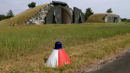 Bildnummer: 50290246 Datum: 21.08.2003 Copyright: imago/Hohlfeld Signalleuchte vor den Kampflugzeug-Hangars des Flugplatzes Neuhardenberg in Brandenburg, Objekte , Gebäude, außen, Außenansicht; 2003, Neuhardenberg, Flugplatz, Flugplätze, Flughafen, Flughäfen, Signalleuchten, Leuchte, Leuchten, Hangar; , quer, Kbdig, Totale, Deutschland, / Flugzeughangar, Flugzeughangars, bewachsen, bewachsener, Landschaft