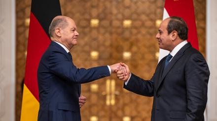 Handschlag mit Ägyptens Staatschef - in seinem Gespräch mit Abdel Fattah al-Sisi ging es Kanzler Olaf Scholz vor allem darum, einen „Flächenbrand“ in der Region zu verhindern.