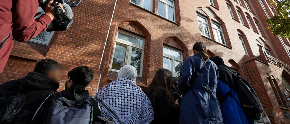 Schüler versammeln sich nach dem Unterricht vor dem Ernst-Abbe-Gymnasium im Berliner Stadtteil Neukölln. An dieser Schule kam es zu einen Vorfall im Zusammenhang mit dem Israel-Konflikt. Eine für heute angekündigte Demonstration wurde aus Sicherheitsgründen abgesagt