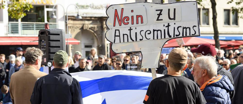 Teilnehmer einer pro-israelischen Demonstration protestieren für Solidarität mit Israel in Köln.