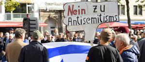 Teilnehmer einer pro-israelischen Demonstration protestieren für Solidarität mit Israel in Köln.