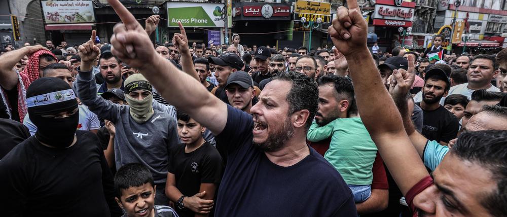 Palästinenser gestikulieren und skandieren Slogans während einer Demonstration gegen Israel im Westjordanland.