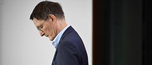 Bundesgesundheitsminister Karl Lauterbach benutzt sein Smartphone vor der wöchentlichen Kabinettssitzung in Berlin am 11. Oktober 2023.