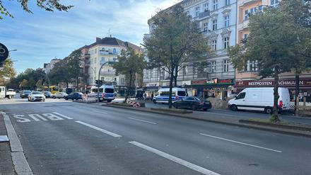 Die Sonnenallee in Neukölln: Nach Ausschreitungen bei einer pro-palästinensischen Demo zeigt die Polizei Präsenz.