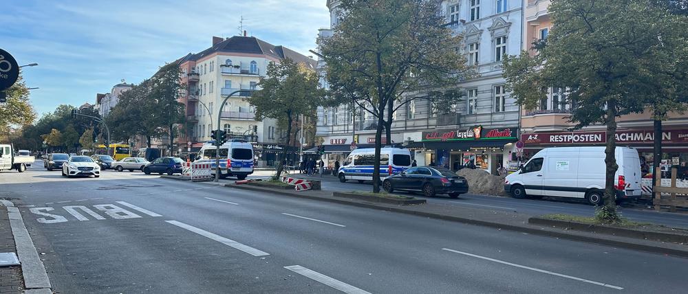 Die Sonnenallee in Neukölln: Nach Ausschreitungen bei einer pro-palästinensischen Demo zeigt die Polizei Präsenz.
