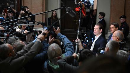 Sebastian Kurz spricht vor Prozessbeginn mit der Presse.