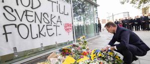Der schwedische Ministerpräsident Ulf Kristersson legt während einer Gedenkfeier für die Opfer des Terroranschlags, bei dem zwei schwedische Staatsangehörige getötet wurden. 