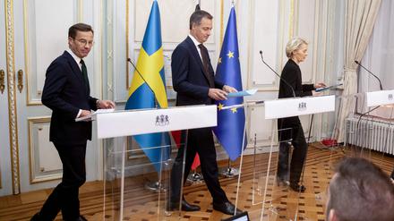 Der schwedische Ministerpräsident Ulf Kristersson (l) und der belgische Ministerpräsident Alexander De Croo (m) nehmen an einer gemeinsamen Pressekonferenz mit der Präsidentin der Europäischen Kommission Ursula von der Leyen (t) teil, 18. Oktober 2023.