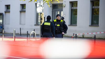 Polizeikräfte stehen vor der jüdischen Gemeinde Kahal Adass Jisroel in der Brunnenstraße in Berlin-Mitte. Auf das Haus mit jüdischen Einrichtungen in Berlin hat es nach Angaben der betroffenen Gemeinde in der Nacht zum Mittwoch einen versuchten Brandanschlag gegeben. (Archivbild)