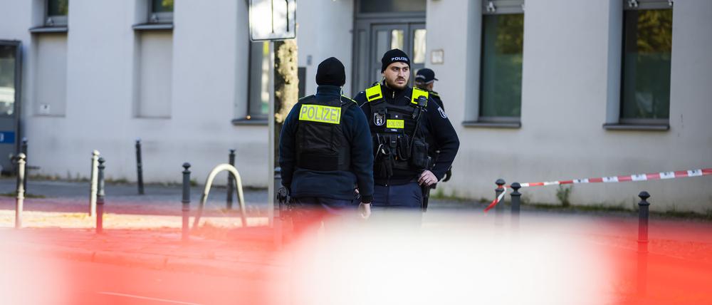 Polizeikräfte stehen vor der jüdischen Gemeinde Kahal Adass Jisroel in der Brunnenstraße in Berlin-Mitte. Auf das Haus mit jüdischen Einrichtungen in Berlin hat es nach Angaben der betroffenen Gemeinde in der Nacht zum Mittwoch einen versuchten Brandanschlag gegeben. (Archivbild)