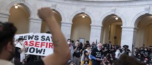 Demonstranten protestieren im Cannon House Office Building auf dem Capitol Hill.