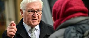 Bundespräsident Frank-Walter Steinmeier spricht mit Bürgern auf dem Marktplatz von Meiningen (Thüringen).