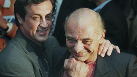 Sylvester Stallone (l) mit Burt Young, Darsteller des Pauli, vor einer Vorführung des Films «Rocky» aus dem Jahr 1976 zur Feier seines 20-jährigen Jubiläums.