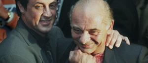 Sylvester Stallone (l) mit Burt Young, Darsteller des Pauli, vor einer Vorführung des Films «Rocky» aus dem Jahr 1976 zur Feier seines 20-jährigen Jubiläums. 