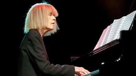 Carla Bley bei einem Gastspiel mit ihrem Trio auf dem Moers Festival.