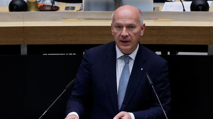 19.10.2023, Berlin: Kai Wegner (CDU), Regierender Bürgermeister von Berlin, hält eine  Regierungserklärung im Berliner Abgeordnetenhaus zu der angespannten Lage nach dem Terroranschlag der Hamas auf Israel. An der Plenarsitzung nehmen der Botschafter von Israel in Deutschland, Prosor, sowie Vertreter der jüdischen Gemeinschaft in Berlin teil. 