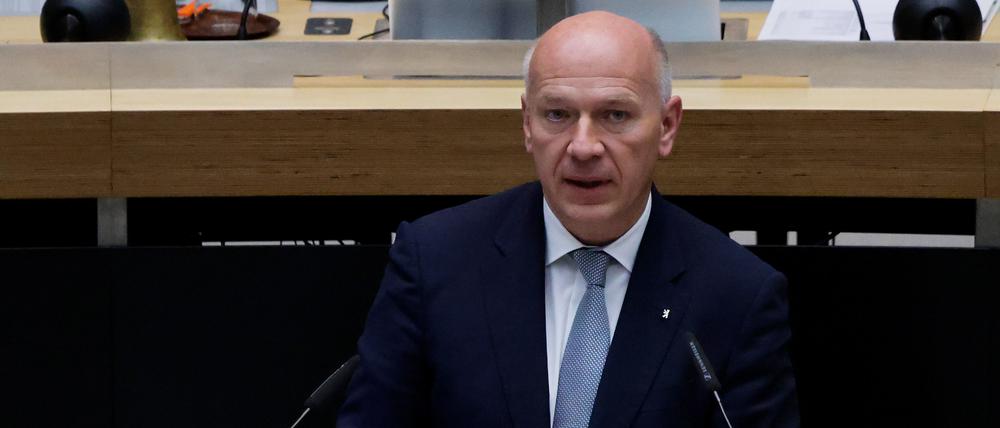 19.10.2023, Berlin: Kai Wegner (CDU), Regierender Bürgermeister von Berlin, hält eine Regierungserklärung im Berliner Abgeordnetenhaus zu der angespannten Lage nach dem Terroranschlag der Hamas auf Israel. An der Plenarsitzung nehmen der Botschafter von Israel in Deutschland, Prosor, sowie Vertreter der jüdischen Gemeinschaft in Berlin teil.