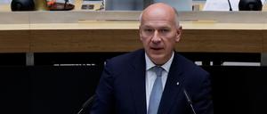 19.10.2023, Berlin: Kai Wegner (CDU), Regierender Bürgermeister von Berlin, hält eine  Regierungserklärung im Berliner Abgeordnetenhaus zu der angespannten Lage nach dem Terroranschlag der Hamas auf Israel. An der Plenarsitzung nehmen der Botschafter von Israel in Deutschland, Prosor, sowie Vertreter der jüdischen Gemeinschaft in Berlin teil. 