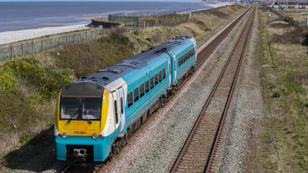 Ein Zug von Arriva passiert in Großbritannien den Bahnhof in Abergele.