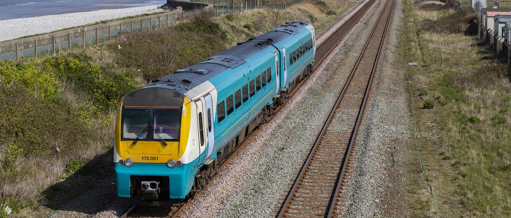 Ein Zug von Arriva passiert in Großbritannien den Bahnhof in Abergele.