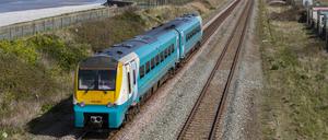 Ein Zug von Arriva passiert in Großbritannien den Bahnhof in Abergele.