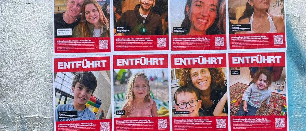 Die Vermisstenanzeigen sollen auf das Schicksal der entführten Menschen aufmerksam machen.