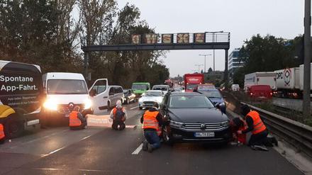 Unterstützer der „Letzten Generation“ blockieren die Berliner Stadtautobahn A100.
