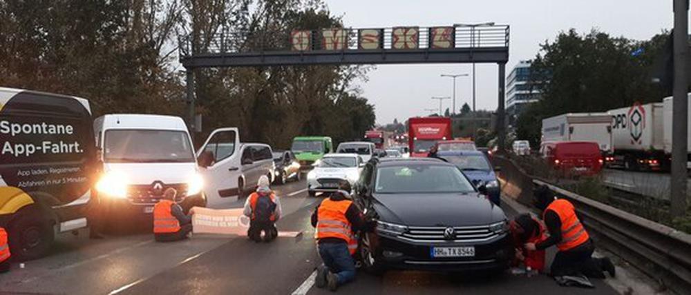 Unterstützer der „Letzten Generation“ blockieren die Berliner Stadtautobahn A100.